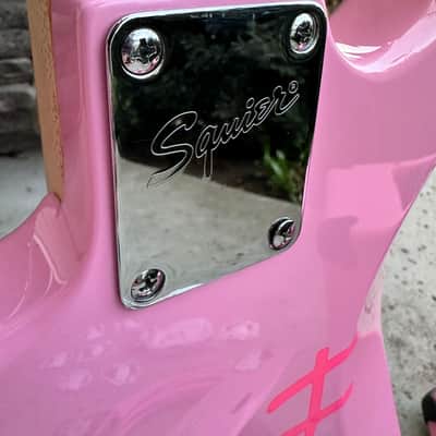Squier Hello Kitty Stratocaster 2005-2006 - Pink image 14