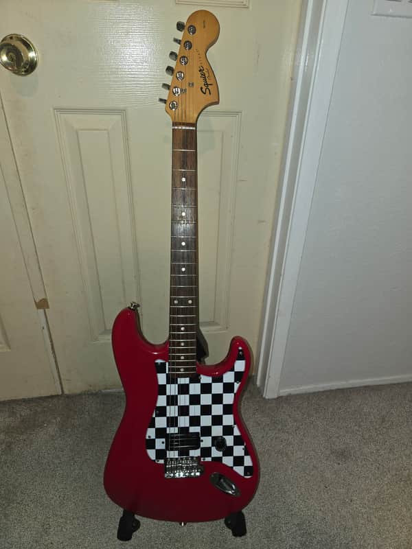 Fender Squier Stratocaster 2021 - Gloss Red image 1