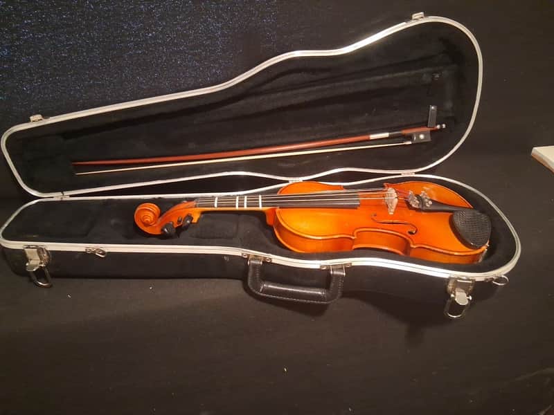 Suzuki 3/4 Violin w/case, bow, and rosin image 1