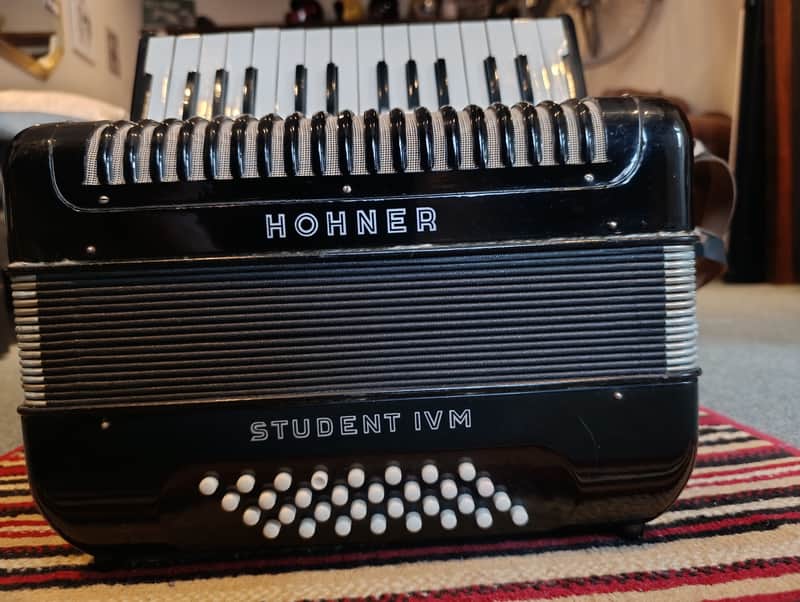 HOHNER Student IVM Lightweight Piano Accordion 32 Bass, German Original Akkordeon Musical Instrument, 2600 image 1