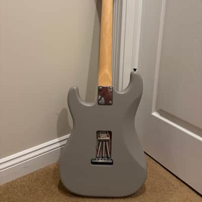 Unbranded Strat-style electric guitar - Matte gray image 7