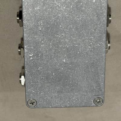 Saturnworks 2:4 Active Stereo Buffered Splitter / Buffer Pedal 2025 - Silver image 4
