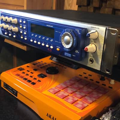 Akai Z8 Sampler 2002 - SILVER - USB , FX Board, HDD combo to s950 s3000xl mpc 3000 60 X LIVE 2000xl 2500 s3000 s3200 4000 5000 z4