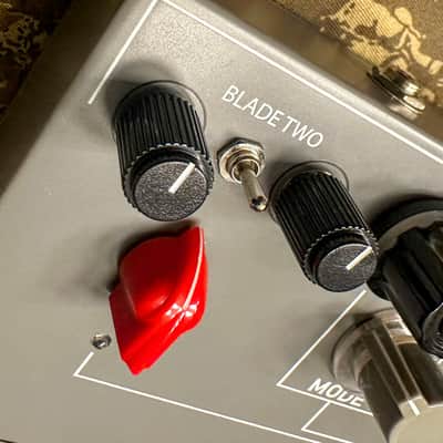 Hardware Fixations Dual Engine Chinook (Tremolo, Fuzz, and Tremolo) 2025 - Matte grey powdercoated image 5