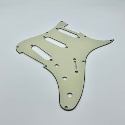 Silver Sky Se vintage mint green pickguard & parchment pickup covers, knobs & switch tip image 2