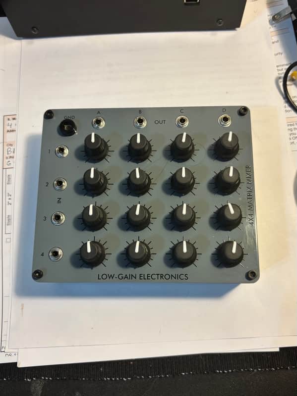 Low-Gain Electronics 4x4 Passive Matrix Mixer 1/8” jacks - Gray image 1