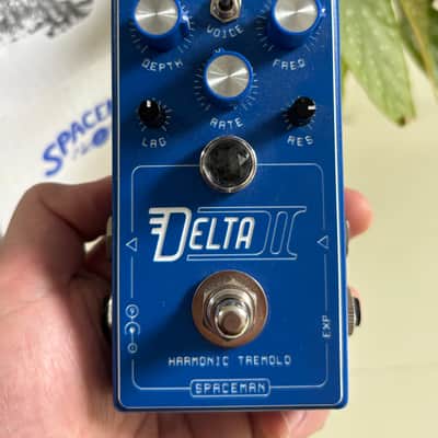 Spaceman Delta II Harmonic Tremolo 2021 - 2024 - Blue Edition image 2