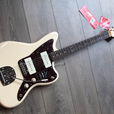 NEW MODEL FENDER "Vintera III Mid '60s Jazzmaster, Rosewood Fingerboard, Olympic White" GIGBAG, 4, 04 KG