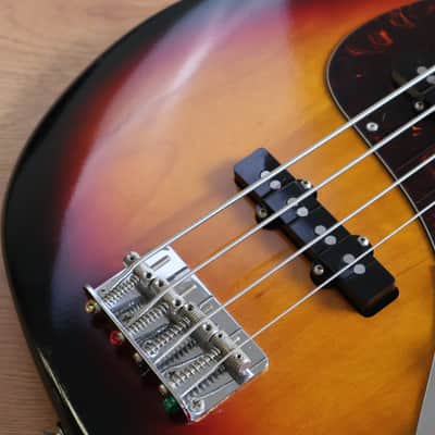 2005 Fender USA American Standard Jazz Bass (Three-Tone Sunburst) image 4