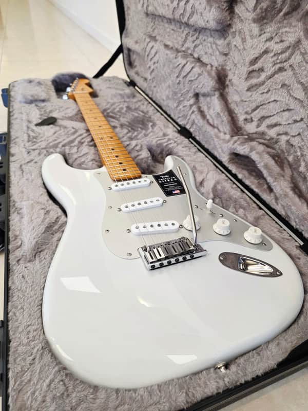 Fender American Ultra II Stratocaster with Maple Fretboard 2024 - Present - Avalanche image 1