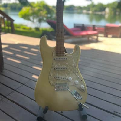 Fender American Standard Stratocaster with Maple Fretboard 1996 - 1997 Vintage White image 1