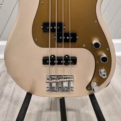 FENDER DELUXE P-BASS SPECIAL (MEXICAN MODELS) bass guitars for