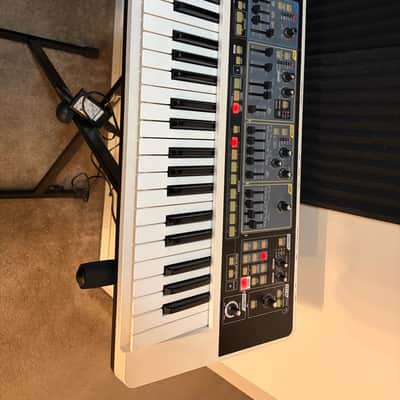 Roland SH-01 GAIA 37-Key Digital Synthesizer 2010 - 2012 - White