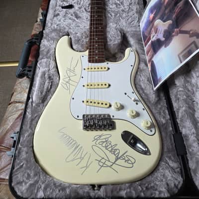 Fender Stratocaster Ex JUDAS PRIEST Artist Owned by K.K. Downing, band signed by KK, Rob Halford and Glenn Tipton. 1985 Vintage 80s guitar. Custom Shop strat flight case included image 17