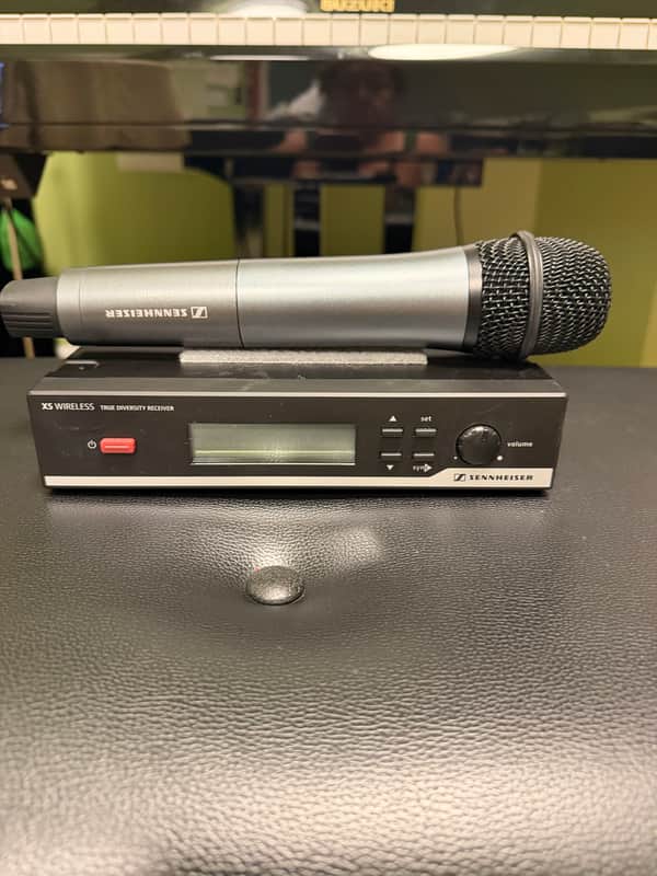 Sennheiser XSW2-835-A Handheld Wireless Microphone System - A Band 548-572 Mhz