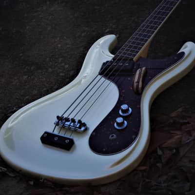 Mosrite VENTURES Bass 1991 White Pearl. The last guitar built by Semie Moseley. RAREST. Only one image 3