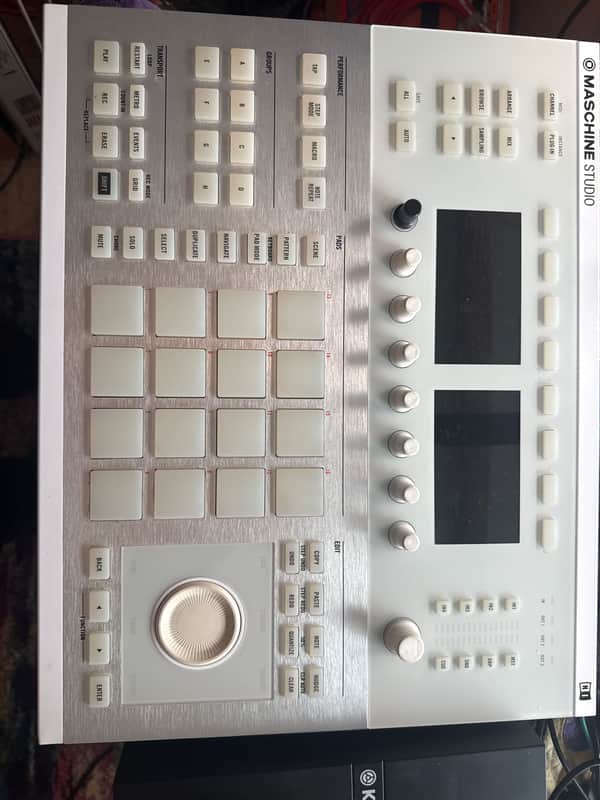 Native Instruments Maschine Studio | Reverb
