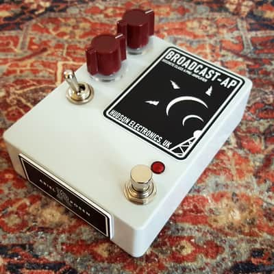 Hudson Electronics Broadcast-AP Ariel Posen Signature 2019 - Present - White image 8