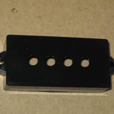 new + packaging (covers have some manufacturing imperfections) Allparts PC 0951-023 Black Pickup Cover Set (two individua covers) for Precision Bass / for P Bass - black, plastic, PC-0951-023 (never used, packaging opened to examine condition of covers) image 20