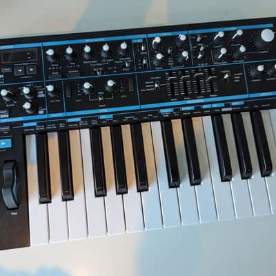 Novation Bass Station II 25-Key Monophonic Synthesizer 2013 - Present Black