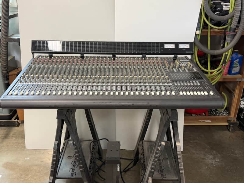 Behringer MACKIE まとめ売り Mackie 32.8 32-Channel 8-Bus Mixing Console | Reverb