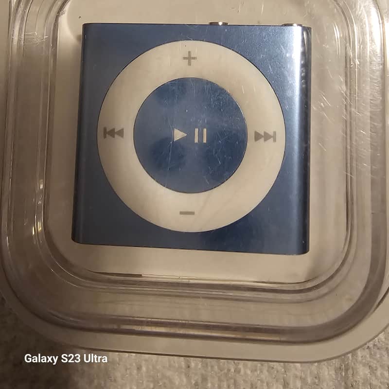 2010s Apple A1373 [MC754LL/A] iPod Shuffle 2 GB in Original Pa…