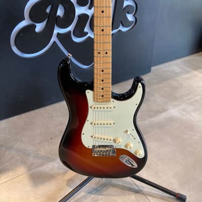 Fender American Professional Stratocaster with Maple Fretboard 2017 - 2019 - 3-Color Sunburst image 3