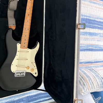 Fender Stratocaster 1983 - Black with Maple fretboard image 13