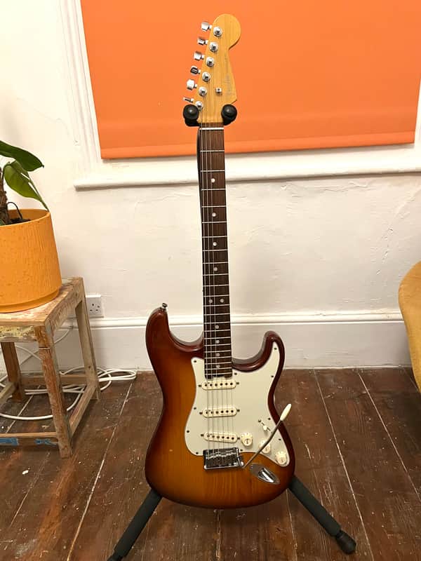 Fender American Elite Stratocaster with Ebony Fretboard 2017 - 2019 - Aged Cherry Burst