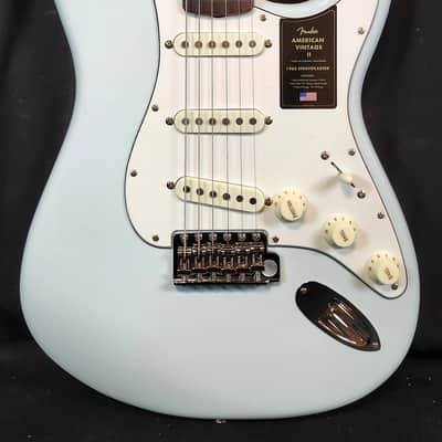 Fender American Vintage 1965 Stratocaster, Round-Lam Rosewood Fingerboard, Sonic Blue image 4