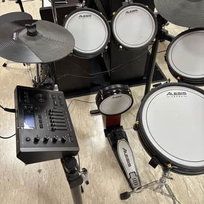 Alesis Crimson III Kit 9-piece electronic drum kit with Crimson III module... image 1
