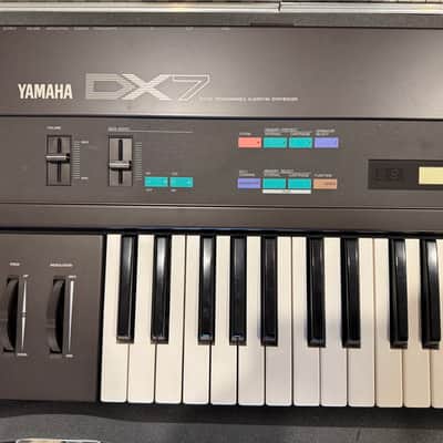 Yamaha DX7 80s Super clean - NO SCRATCHES- In Road Case