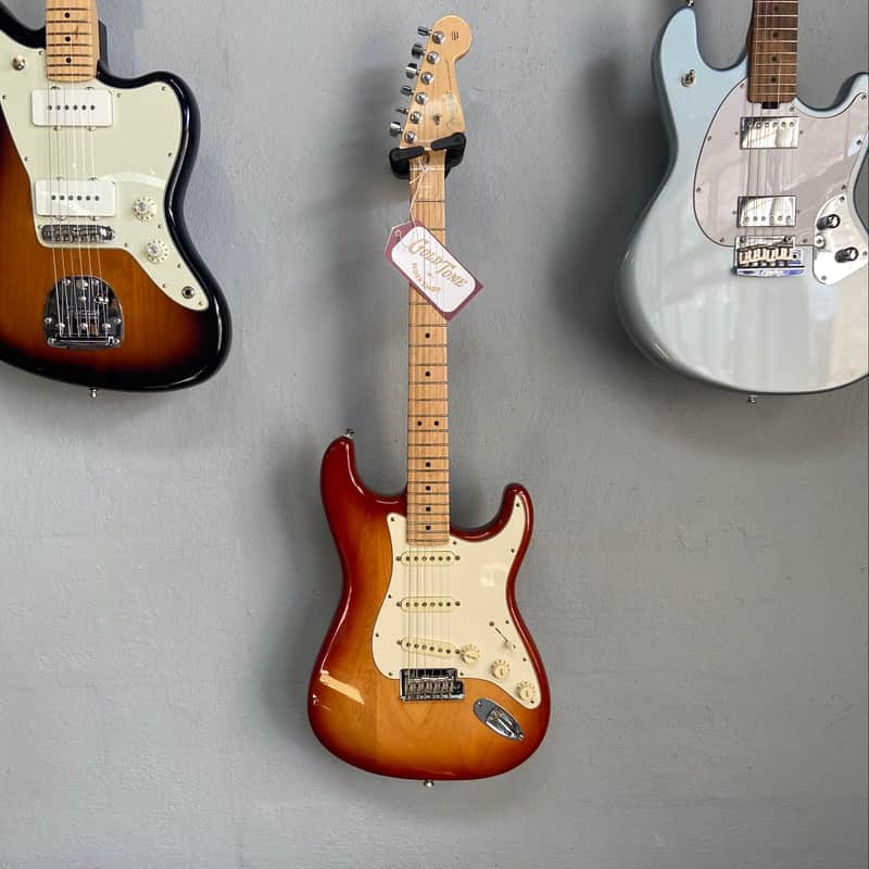 Fender American Professional Stratocaster with Maple Fretboard 2017 - 2019 - Sienna Sunburst