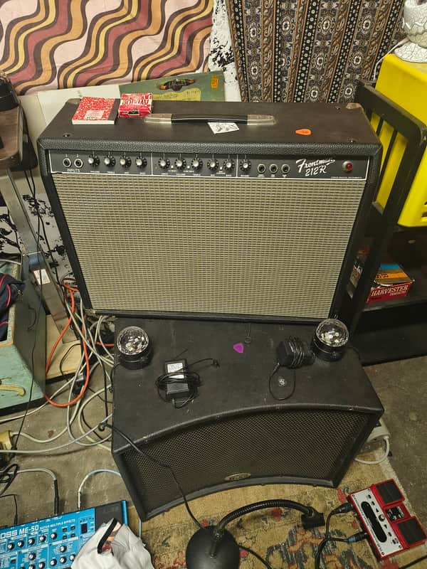 Black speaker cabinet with silver control panel and "Frontman 212R" logo.