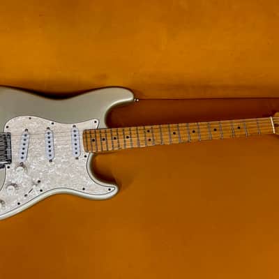 Fender Roadhouse Stratocaster with Maple Fretboard 1997 - Shoreline Gold image 1