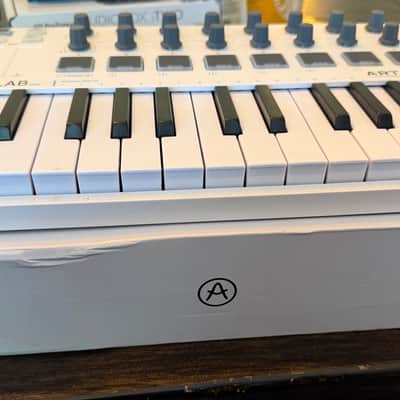 Arturia MiniLab MkII 25-Key MIDI Controller 2017 - Present - White image 1