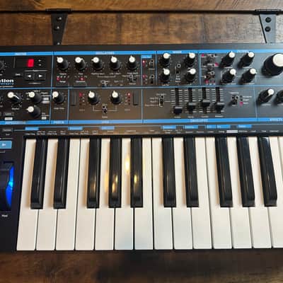 Novation Bass Station II 25-Key Monophonic Synthesizer 2013 - Present - Black