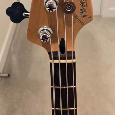 Fender Deluxe Active Jazz Bass 1998 - 2015 - Candy Apple Red image 3