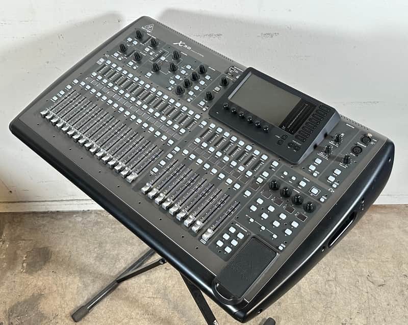 Behringer X32 40-Input 25-Bus Digital Mixing Console image 1