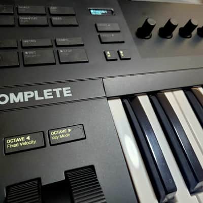 NI Komplete Kontrol A25 MIDI Keyboard – Excellent Condition image 4