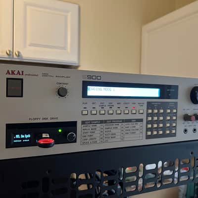 Akai S900 MIDI Digital Sampler 1986 - White