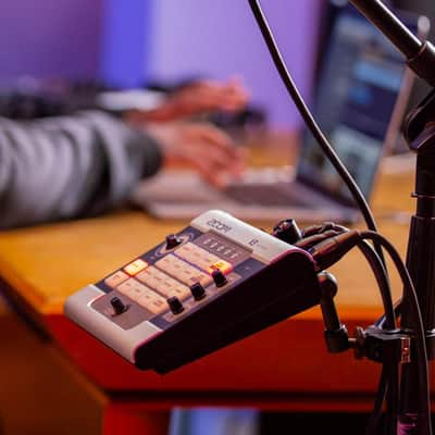 Zoom V3 Vocal Processor for Streaming & Live Performance with Harmony, Pitch Correction, Reverb & Delay, 16 Studio Effects, Battery Powered image 2
