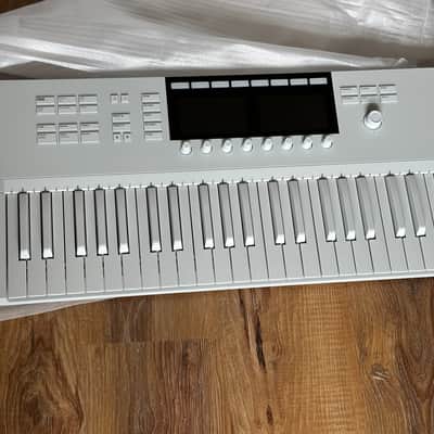 Native Instruments Komplete Kontrol S49 MK2 25th Edition Vapor Gray image 3