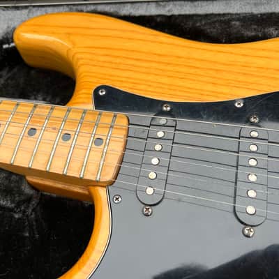 Fender Stratocaster Left-Handed with 3-Bolt Neck, Maple Fretboard 1977 - Natural image 2