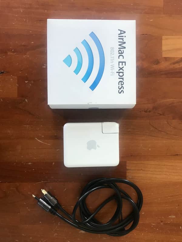 Apple AirMac Express Circa 2010 - White image 1