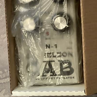 AMT Electronics CN-1 Chameleon Cab Speaker Cabinet Emulator 2010s - Silver image 4