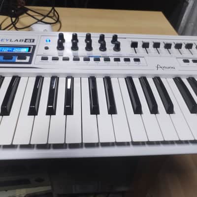 Arturia KeyLab 61 MIDI Controller 2013 - 2017 - White image 3