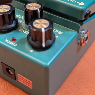 Boss TR-2 Tremolo (Silver Label) 1997 - Present - Green image 3