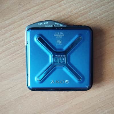 Sony MZ E44 1998 - Sony Walkman Portable mini disc Player MZ- E44 Blue good working image 1