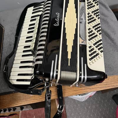 USED Vintage Valanti Professional Piano Accordion, 41/120 comes with case! image 2